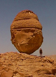 Sandsteinfelsen unweit der Oase Khudra