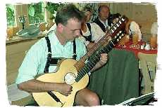 Martin Prochazka spielt ein Gitarren-Solo